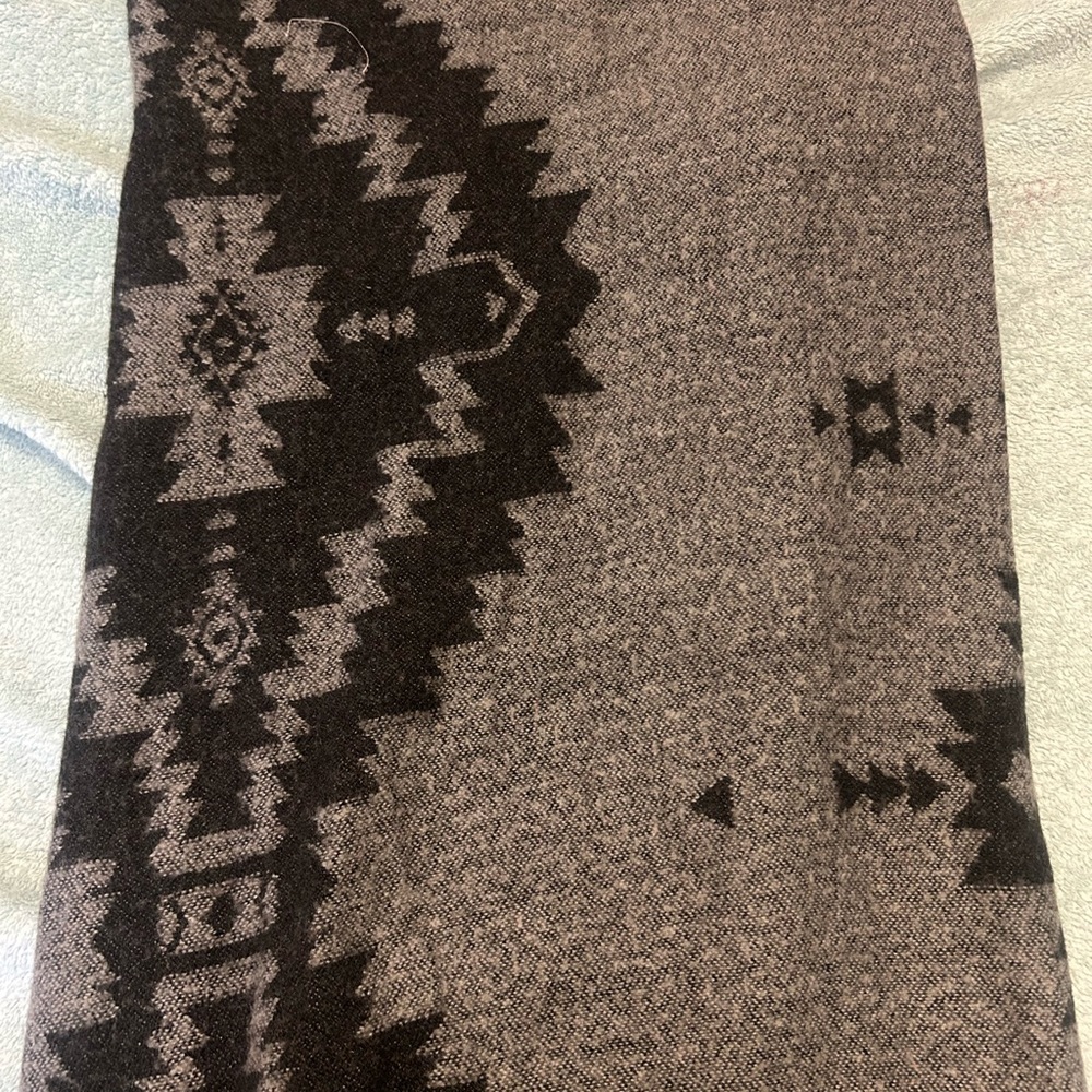 Large Square Scarf Gray Pattern - Picture 4 of 7